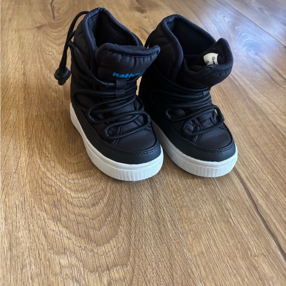 Native Chamonix kids' snow boots in black with a white sole